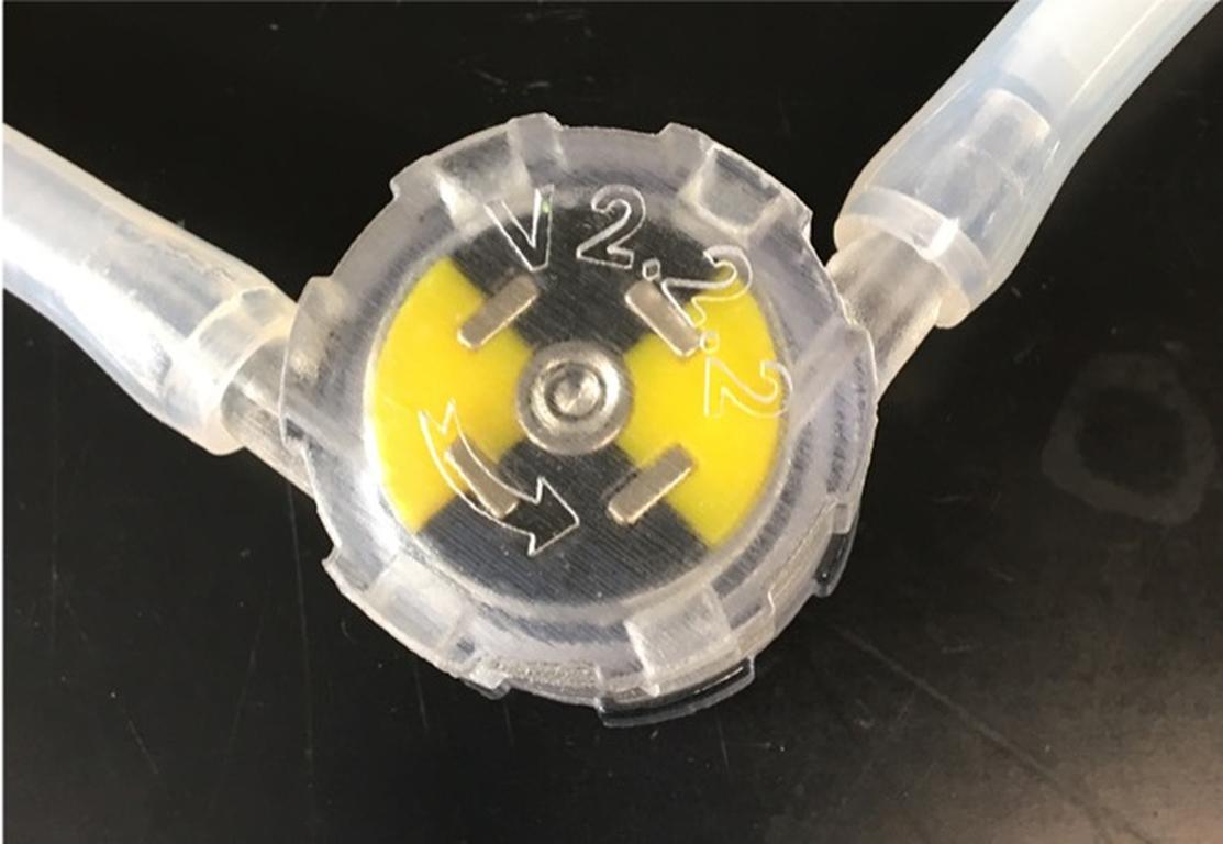 Selfpowered fluid flow meter for individual hydration monitoring