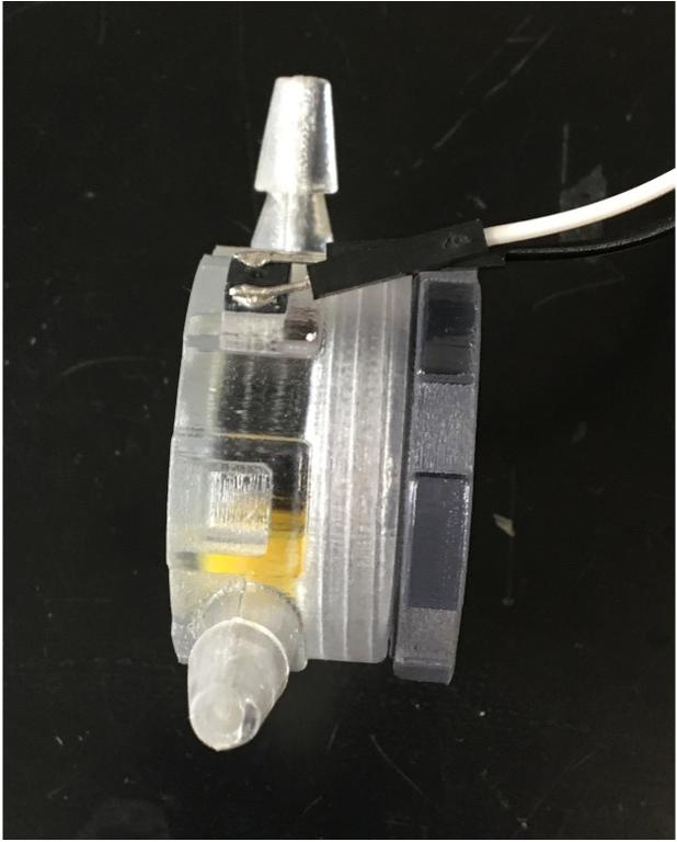 Selfpowered fluid flow meter for individual hydration monitoring